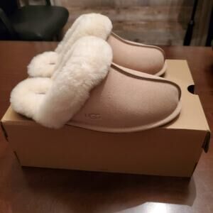 UGG Women's Scuffette II Slipper Sand Color NEW Size 8